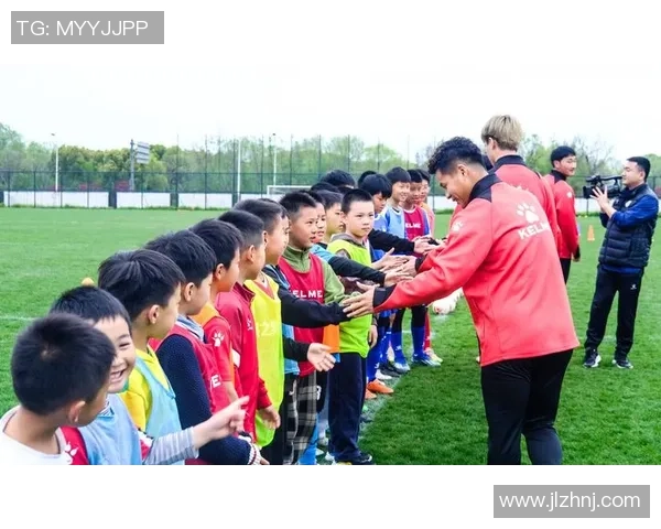 陈科睿足球梦想之路探索年轻球员成长与发展的新机遇